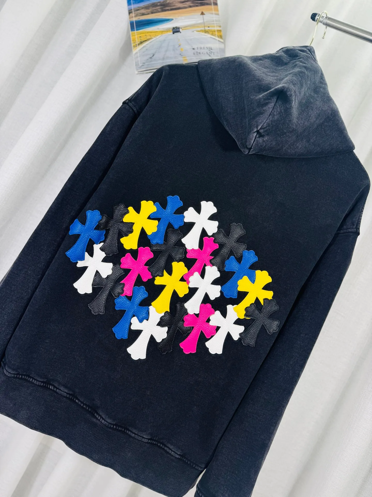 P330 top version, real shot without P, ​​different from market currency) 𝗖𝗵𝗿𝗼𝗺𝗲 𝗛𝗲𝗮𝗿𝘁𝘀/Cro Heart 2025 washed and burned flower patch embroidered autumn and winter new original single counter American veneer 3D three-dimensional couple casual hooded sweatshirt 👑The highest version! Customized fabric 480g tripe terry fabric! American acid-washed and distressed original fabric, laser burning + leather embroidery, exquisite embroidery of letters! The best-selling model in the counter, very comfortable to wear. Accessories: original molded and authenticated collar label➕100% silk wash label. Genuine purchase-grade original hangtag➕matching hanging rope➕3D hanging beads➕original packaging bag. Craftsmanship: The original version has consistent wiring! The highest version of the armhole matching technique! Color: Black Green Size: S M L XL Style No.: 9337